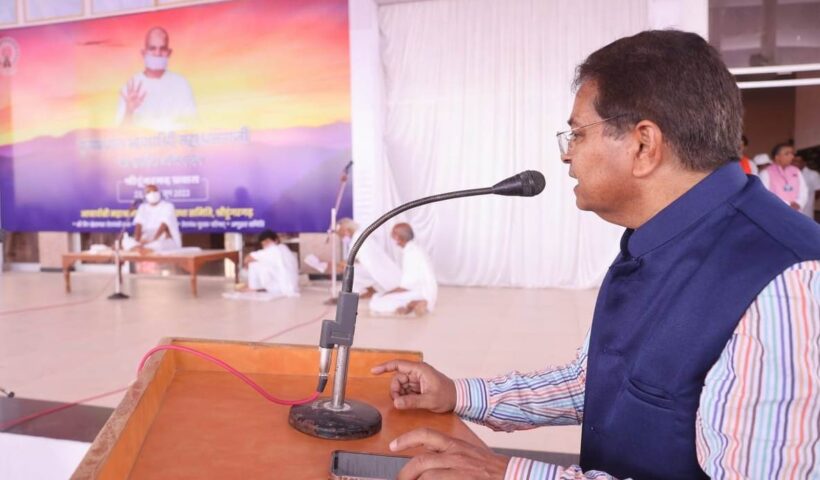 सिर पर गुरू का हाथ रहे तो सब कुछ मिल जाता है- प्रो. दूगड़ If the guru's hand is on the head, then everything is found