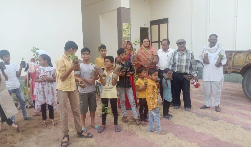 फल व छायादार 1800 पौधों का वितरण किया Distributed 1800 fruits and shady plants