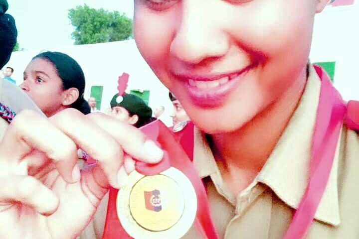 NCC cadet of Ladnun got gold medal in the task of honesty and ethics, Nisha proved the importance of moral values ​​in the seven-day campलाडनूं की एनसीसी कैडेट को ईमानदारी व नैतिकता के टास्क में मिला स्वर्ण-पदक सात दिवसीय शिविर में निशा ने साबित किया नैतिक मूल्यों का महत्व