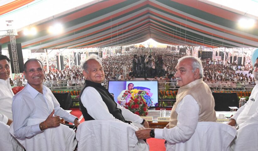 CM got the beneficiaries registered while inspecting the dearness relief camp in Bikaner