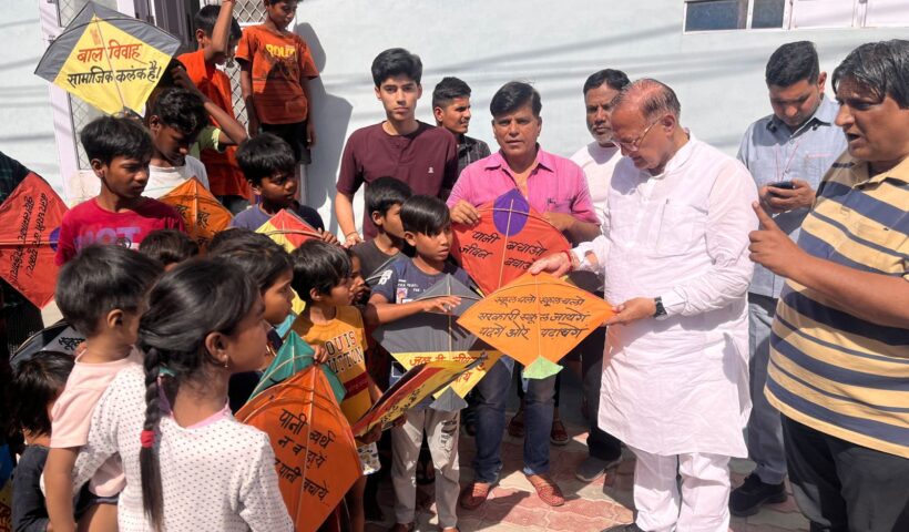 शिक्षा मंत्री ने सामाजिक कुरीतियों के खिलाफ संदेश देते हुए पतंग बांटी बीकानेर में पतंग महोत्सव KITE FESTIVAL IN BIKANER