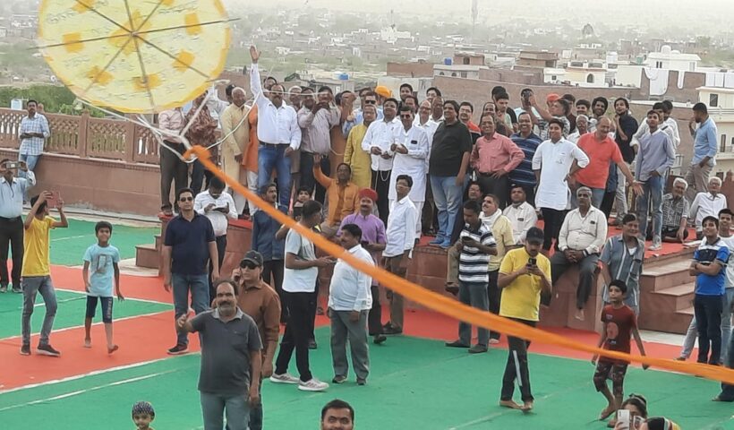 आकासां में उडे म्हारो चंदो, लखमीनाथ म्हारी सहाय करे