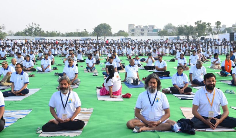योग महोत्सव में उमड़े हजारों योग प्रेमीयोगाचार्य ढाकाराम सम्मानित
