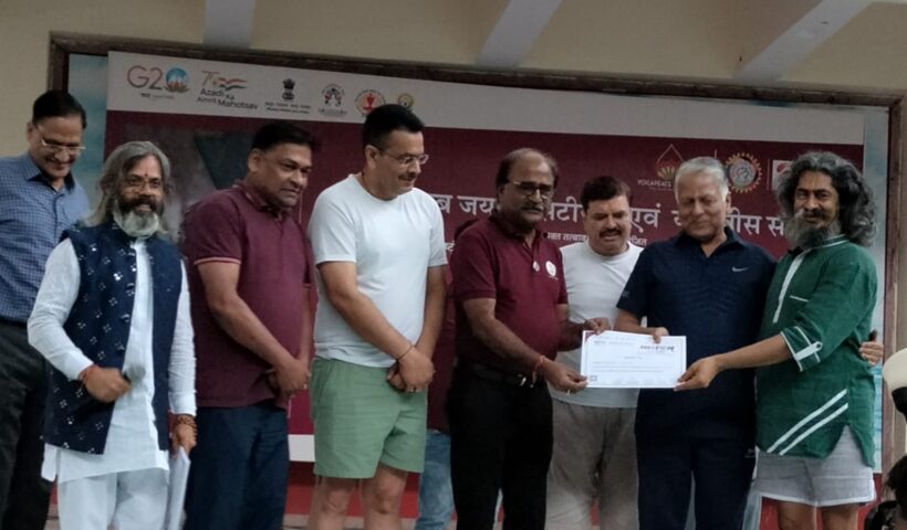 योग शिविर में सदा मुस्कुराने की चाबी भी दी योगाचार्य ढाकाराम ने अंतर्राष्ट्रीय योग दिवस कार्यक्रमों की श्रंखला में आनंदम योग शिविर आयोजित