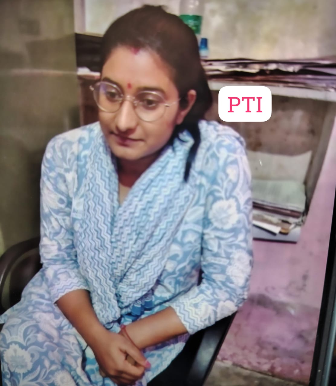 Female VDO trapped while taking bribe of Rs 1000
