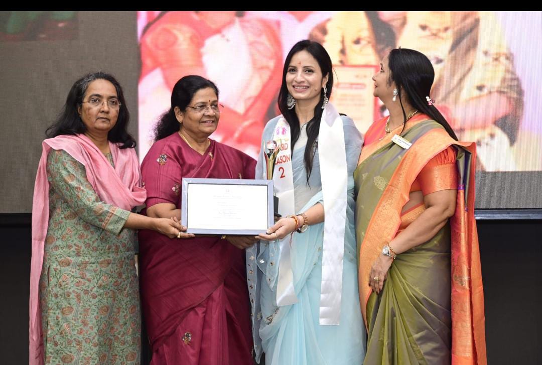 Social worker Poonam Acharya received Vama Ratna Award