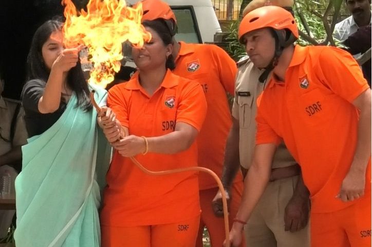 भावी प्रशासनिक अधिकारियों को एसडीआरएफ का गुर, मिला आपदा प्रबंधन का व्यावहारिक ज्ञान • इंदिरा गांधी पंचायती राज संस्थान में विशेष जनजागरूकता कार्यक्रम व उपकरण प्रदर्शनी का आयोजन