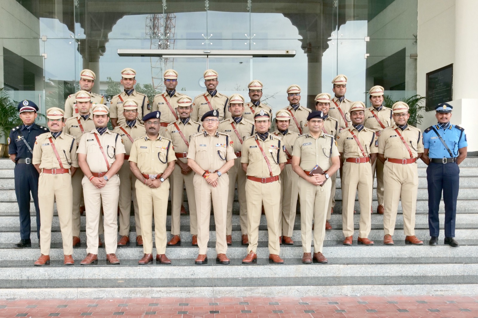 प्रोबेशनर आईपीएस अधिकारियों से डीजीपी का संवाद
