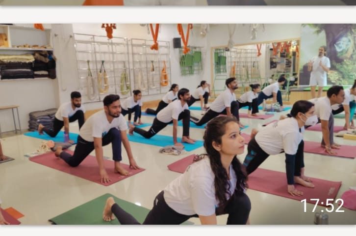सूर्य नमस्कार: स्वास्थ्य और आनंद का द्वार