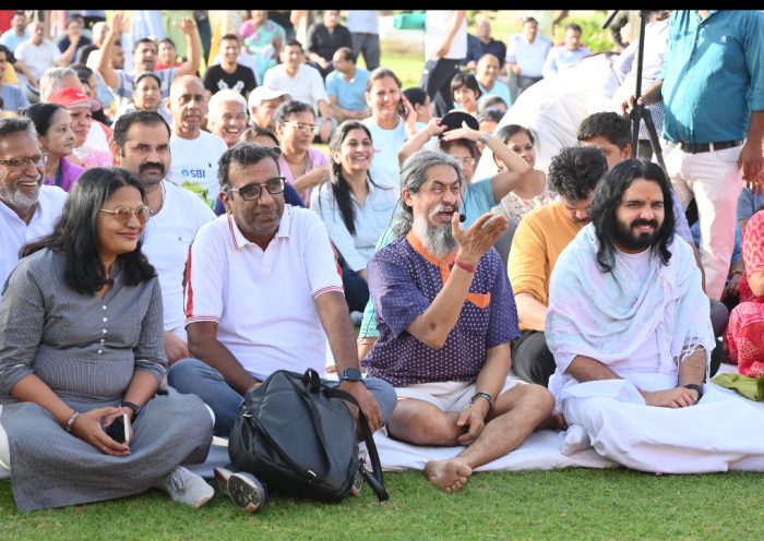 हँसता हुआ ध्यान: एक आनंददायक और लाभकारी अभ्यास